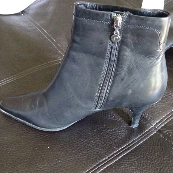 LIKE NEW ROCKPORT WOMENS SPIKED HEELED ANKLE  LEATHER BOOTS - Picture 3 of 3